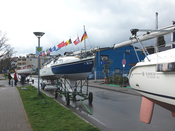 Boote warten auf den Kran im Hafen Wallhausen